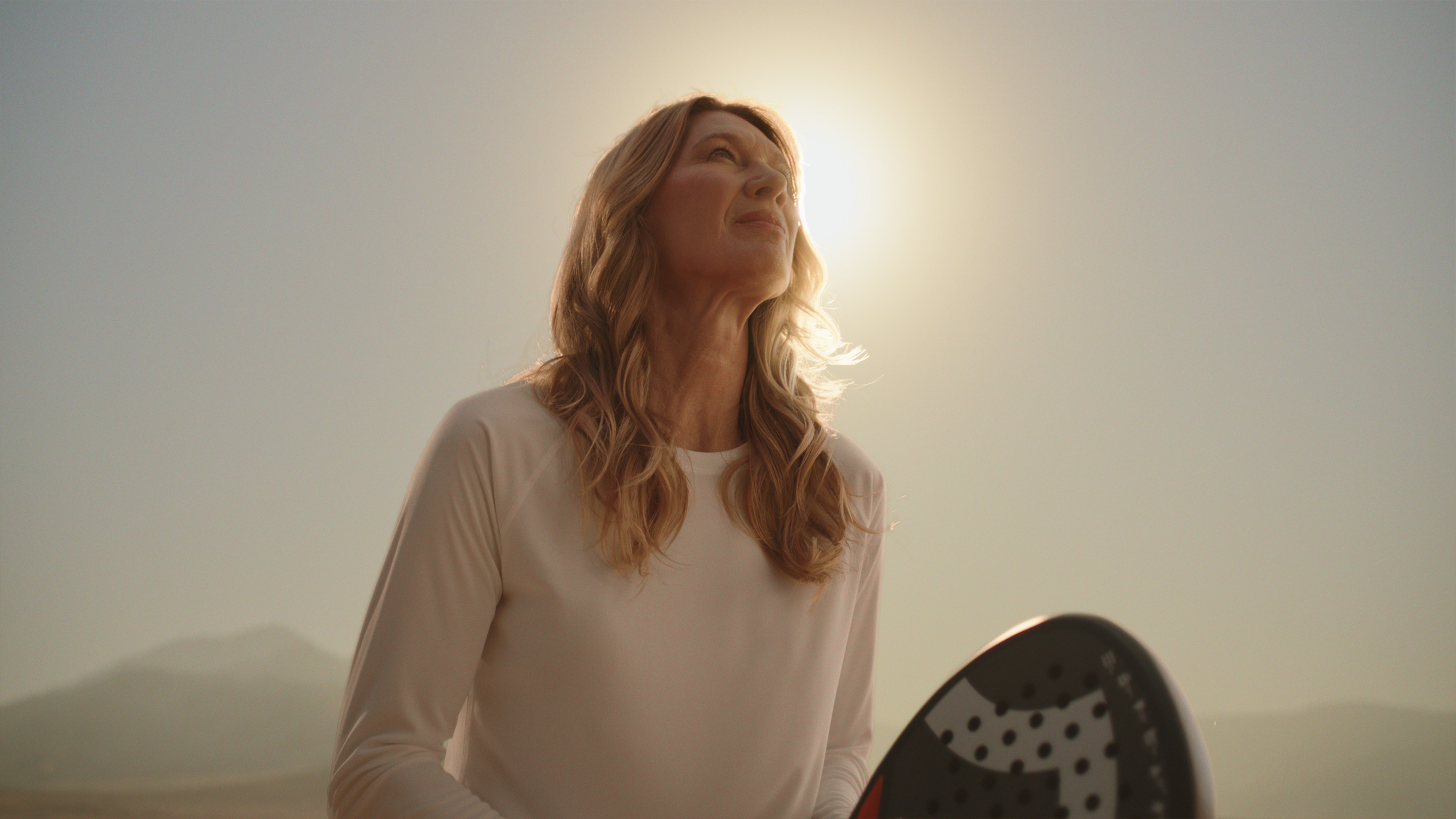 AI-generated – Stefanie Graf in a sports shirt with a padel racket