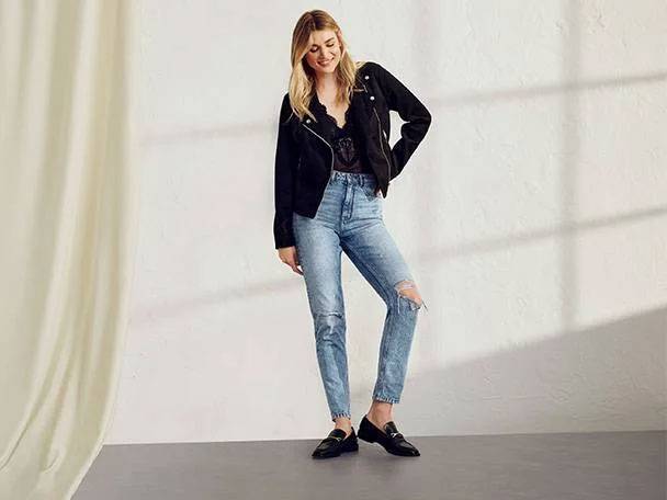 Jacka, jeans och loafers.
