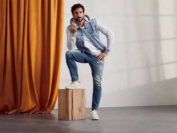 Jeans, jacka och sneakers.
