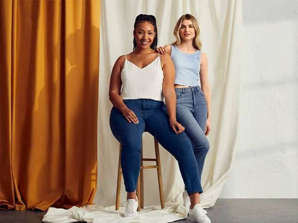 Jeans och toppar: Modeller i jeans och toppar.