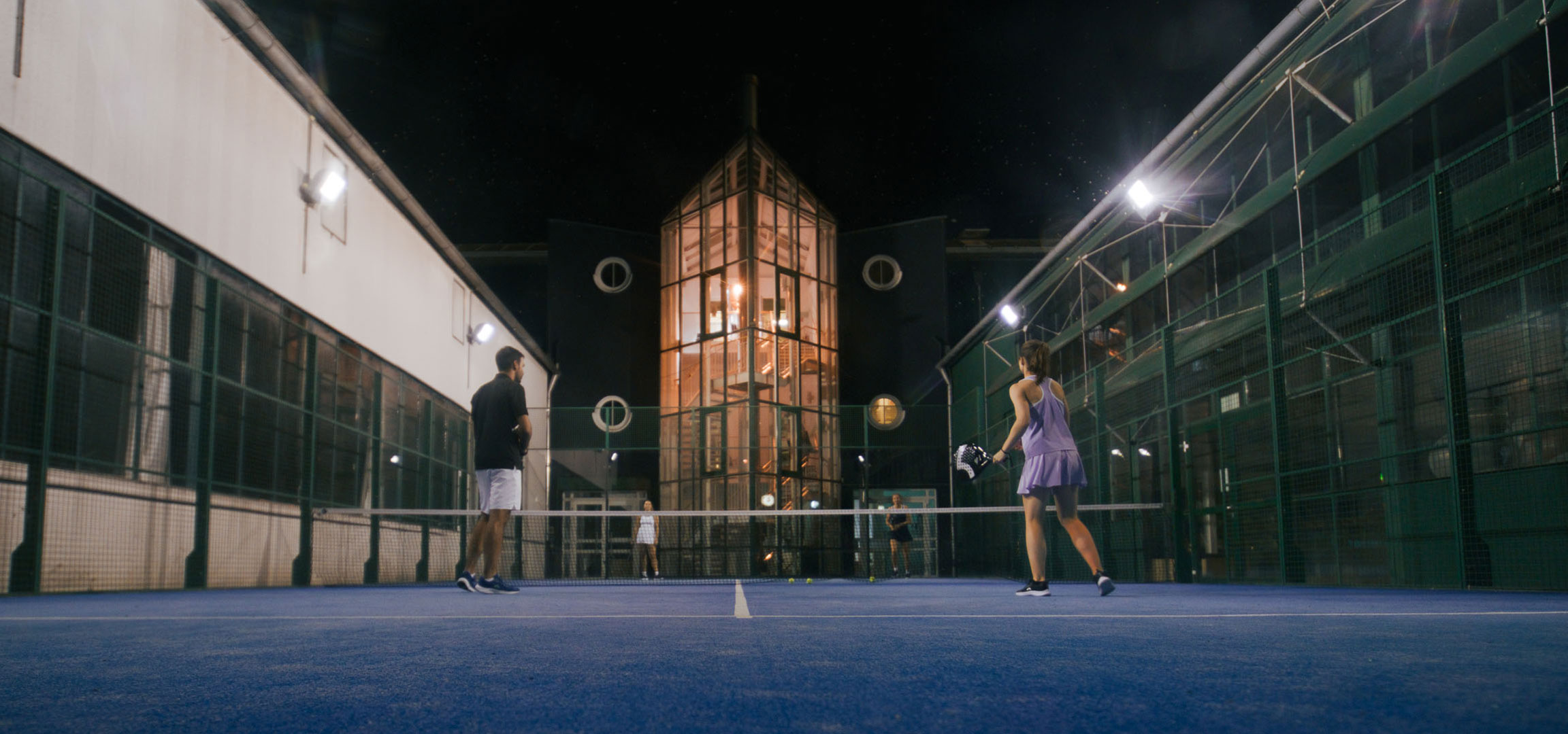 Jogo de padel noturno.