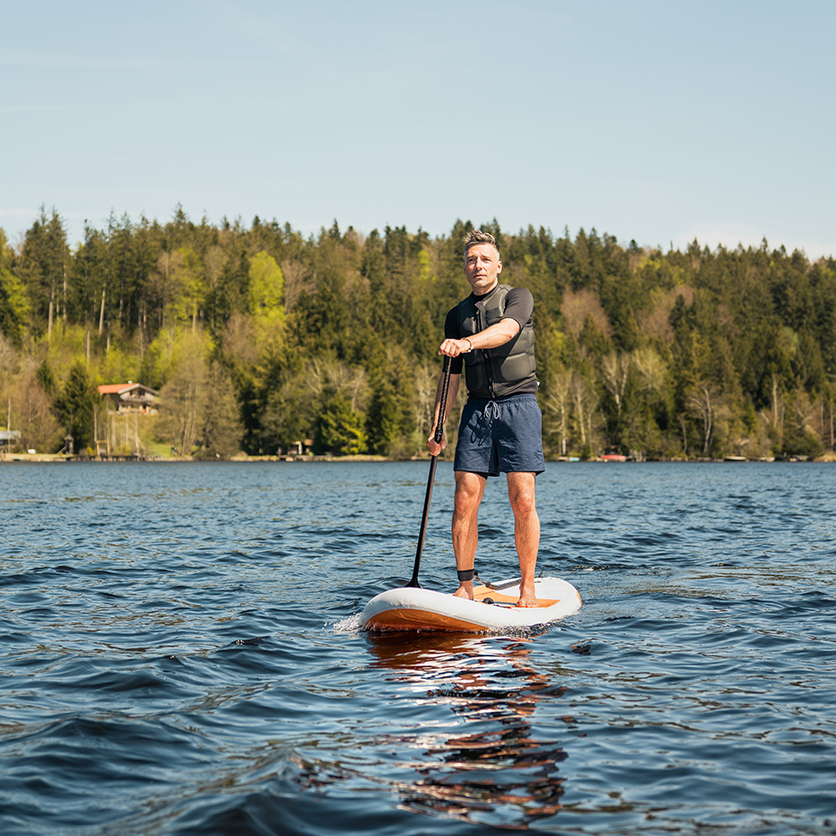 Man paddlar på en sjö.