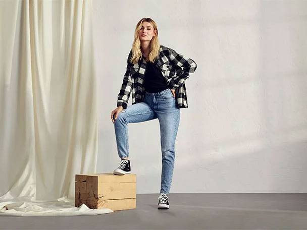 Jeans och rutig skjorta.
