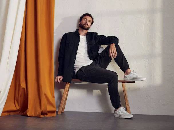 Skjortor, byxor och sneakers.