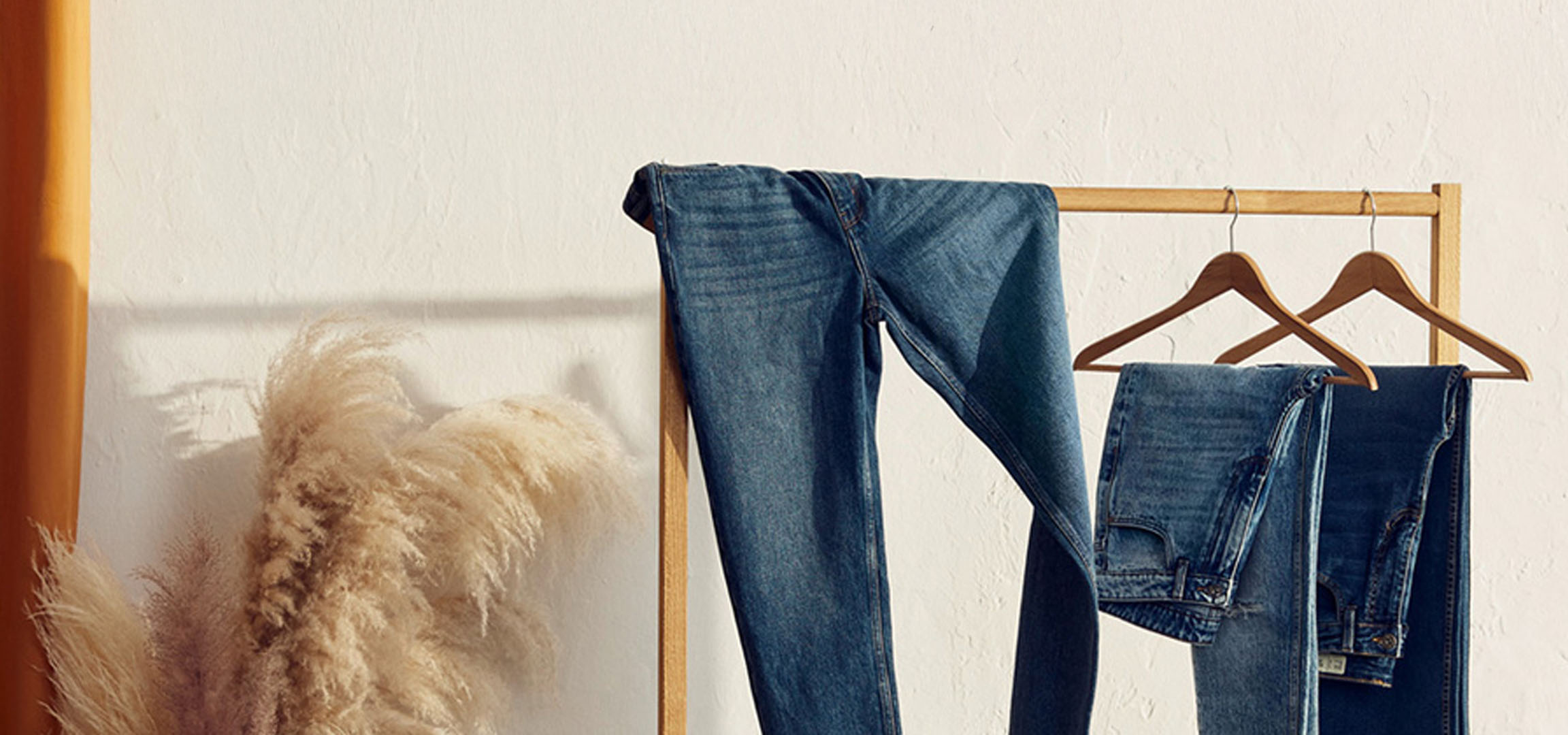 Jeans em um cabide de madeira.