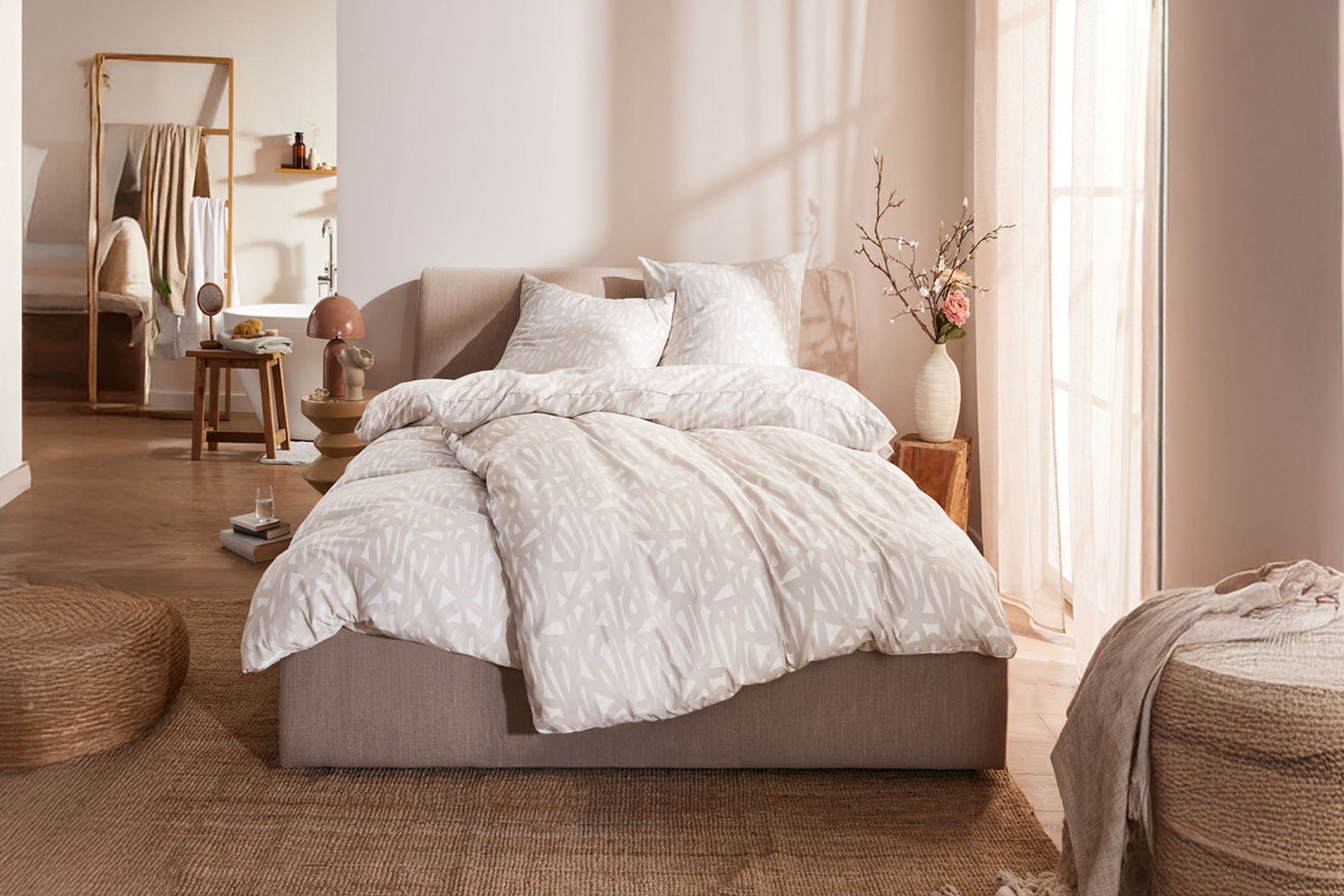 Roupa de cama moderna e acessórios para casa em tons neutros.