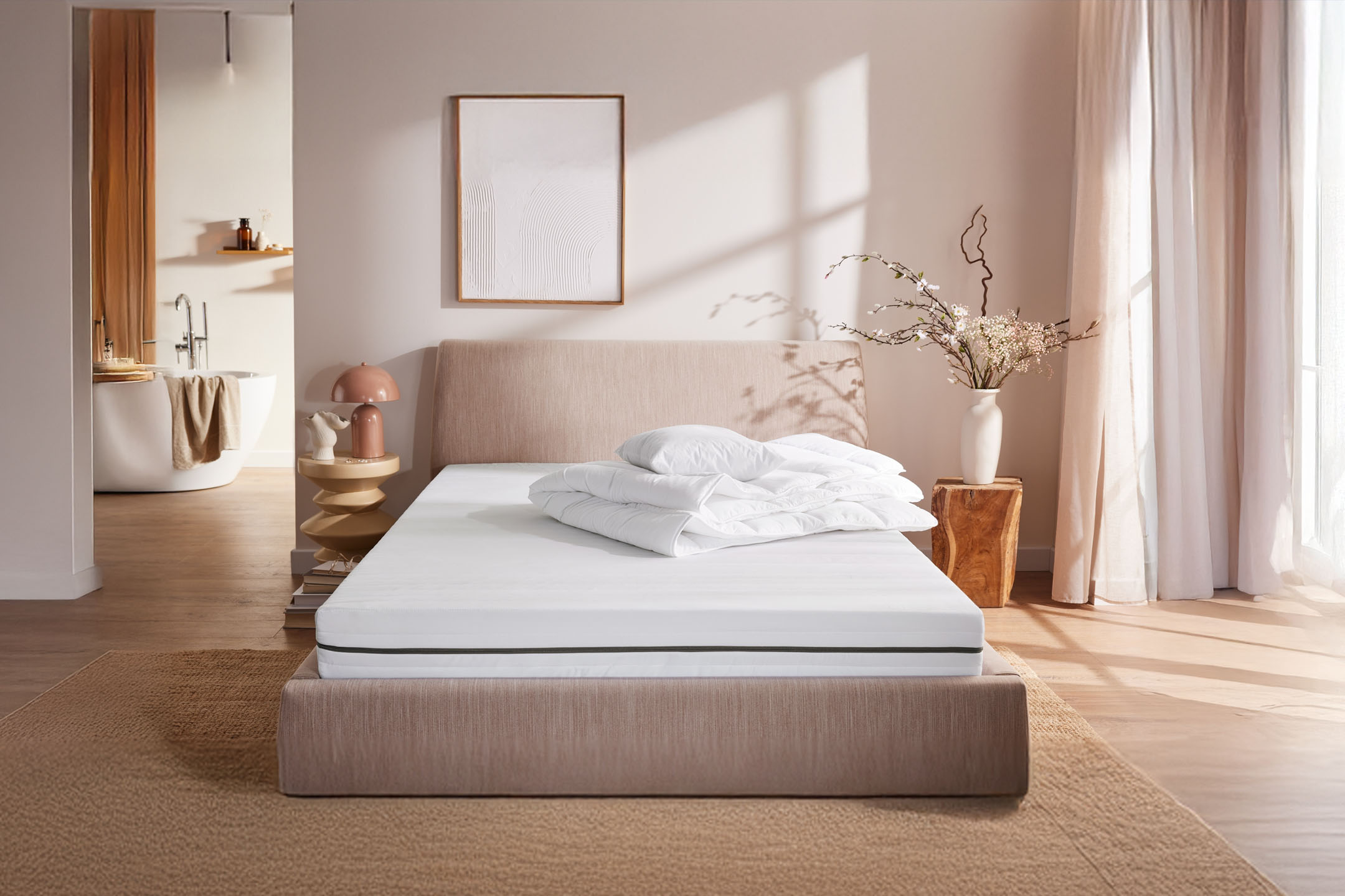 Colchão e roupa de cama em um quarto minimalista.