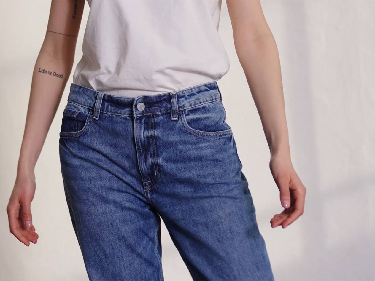 Jeans och vit t-shirt.