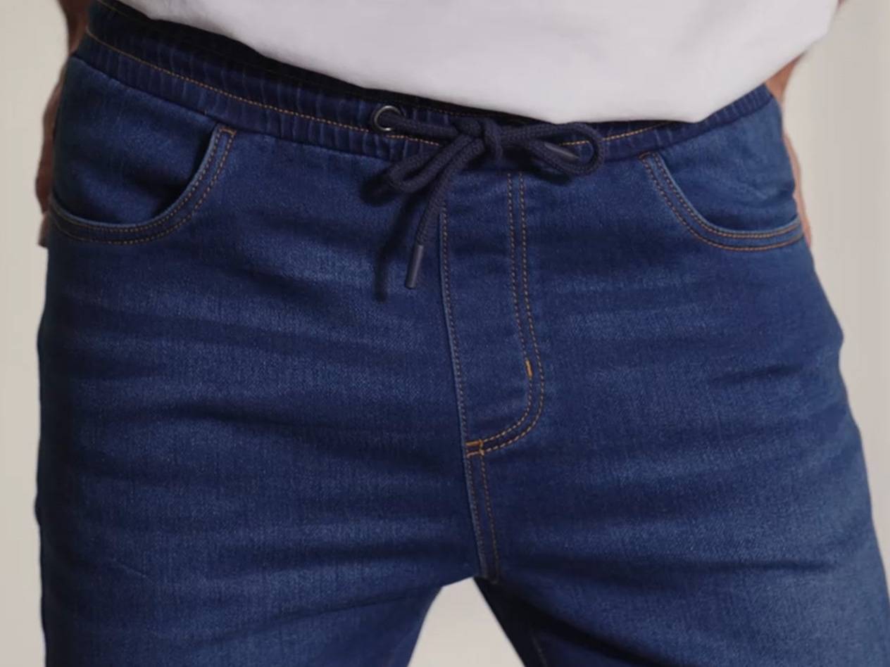 Mörkblå jeans med dragsko.