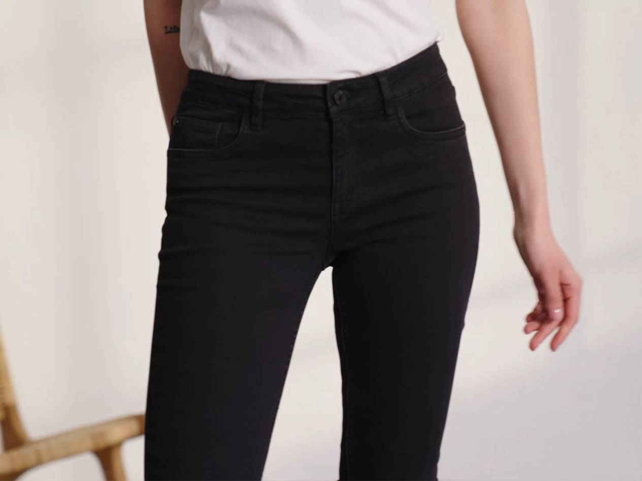 Svarta jeans, modern stil.