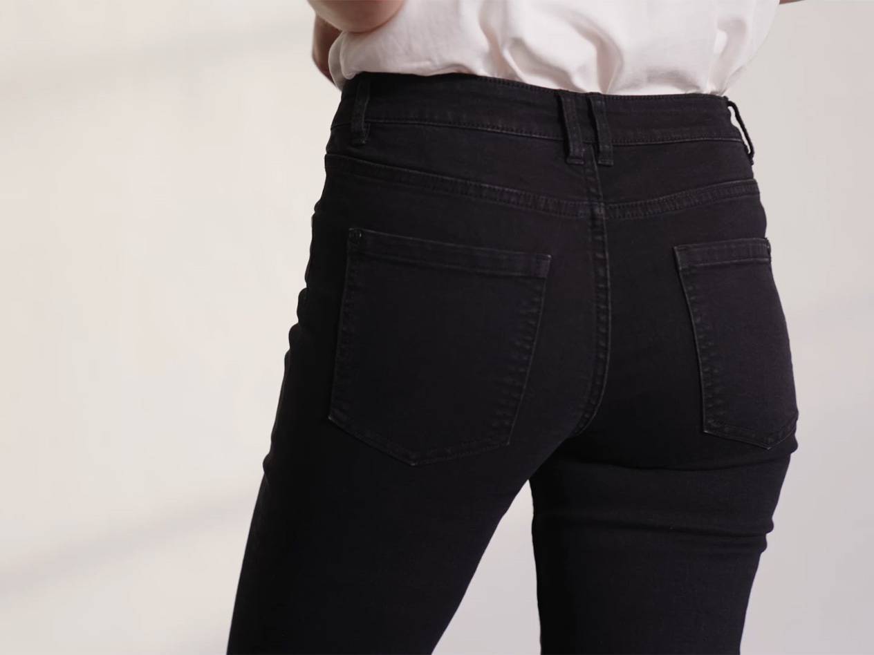 Svarta jeans.