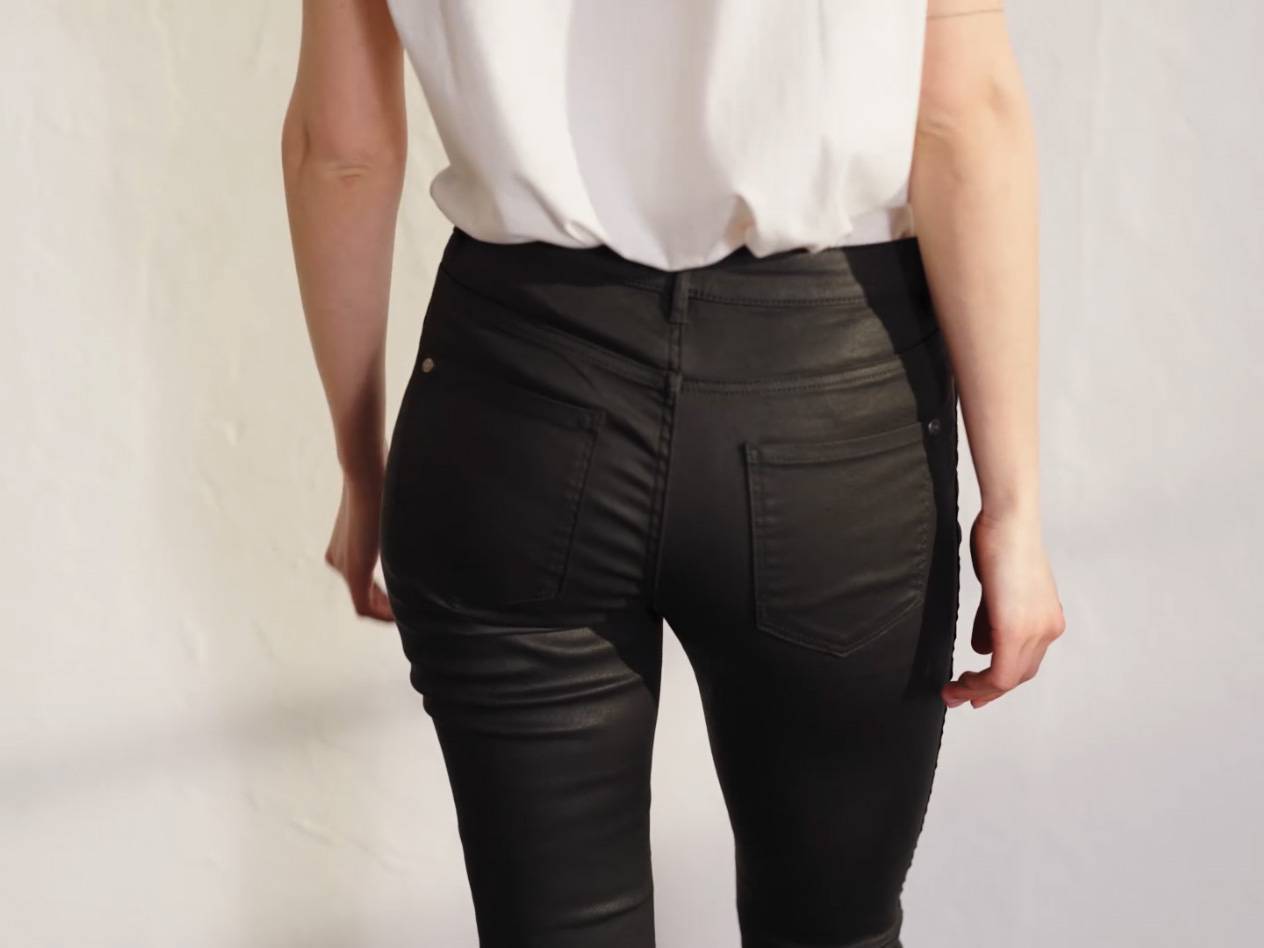 Svarta jeans.