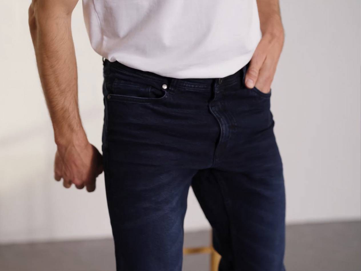 Mörkblå jeans.