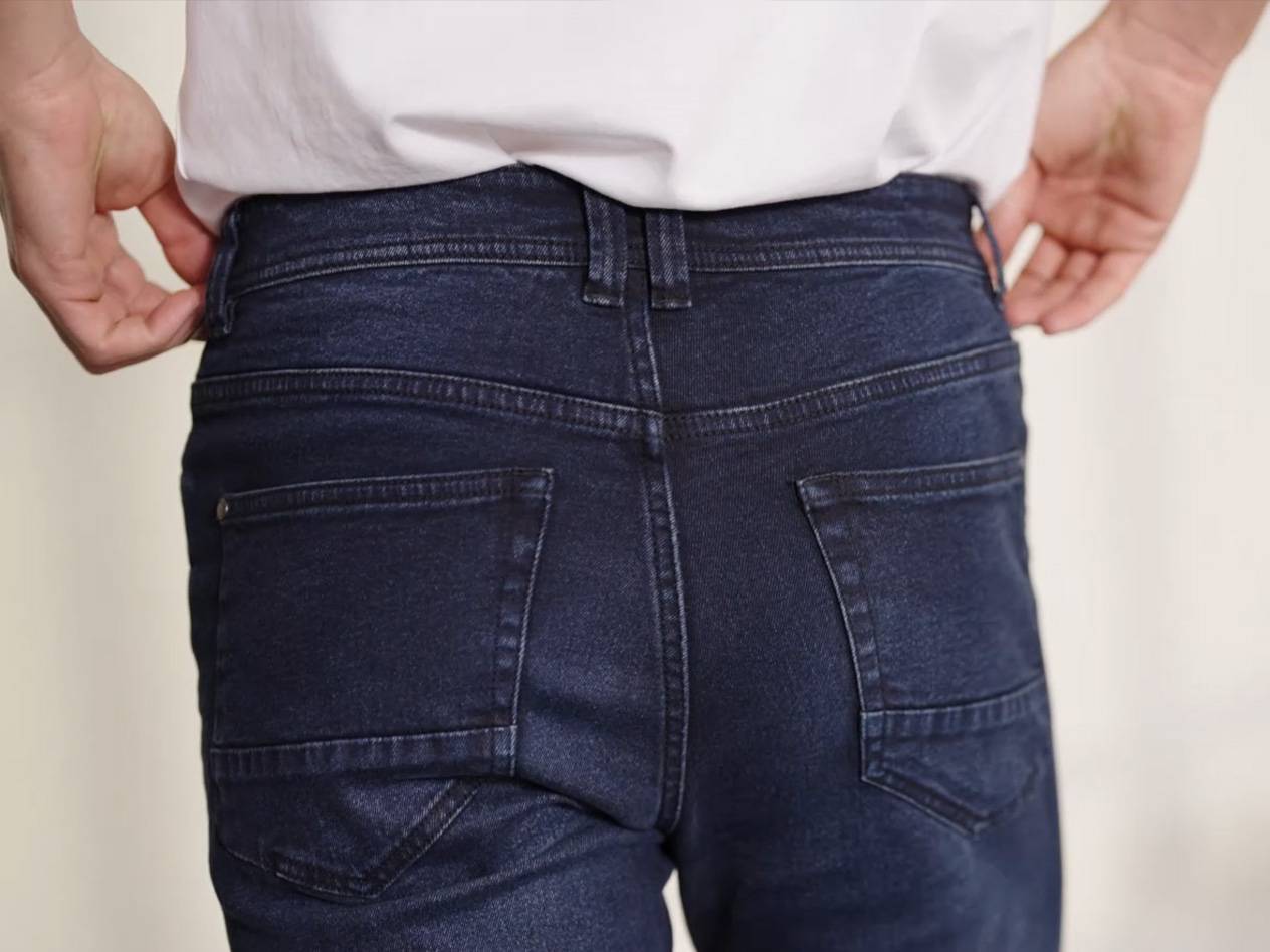 Mörkblå jeans.