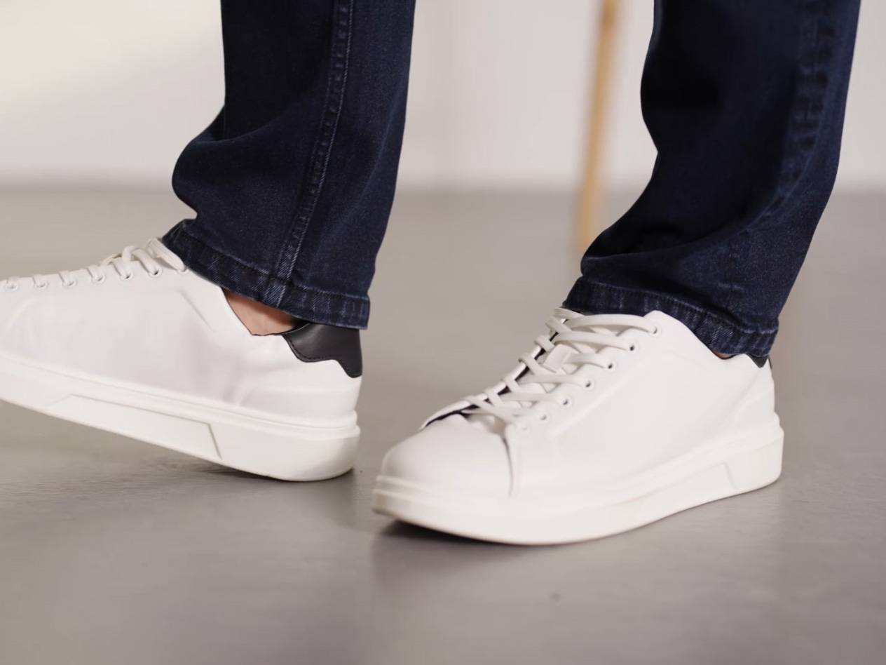 Vita sneakers och blå jeans.