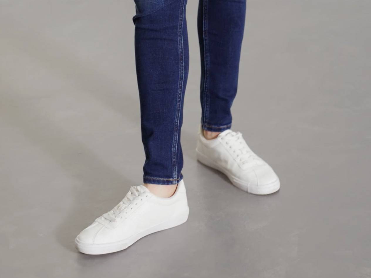 Jeans och vita sneakers.