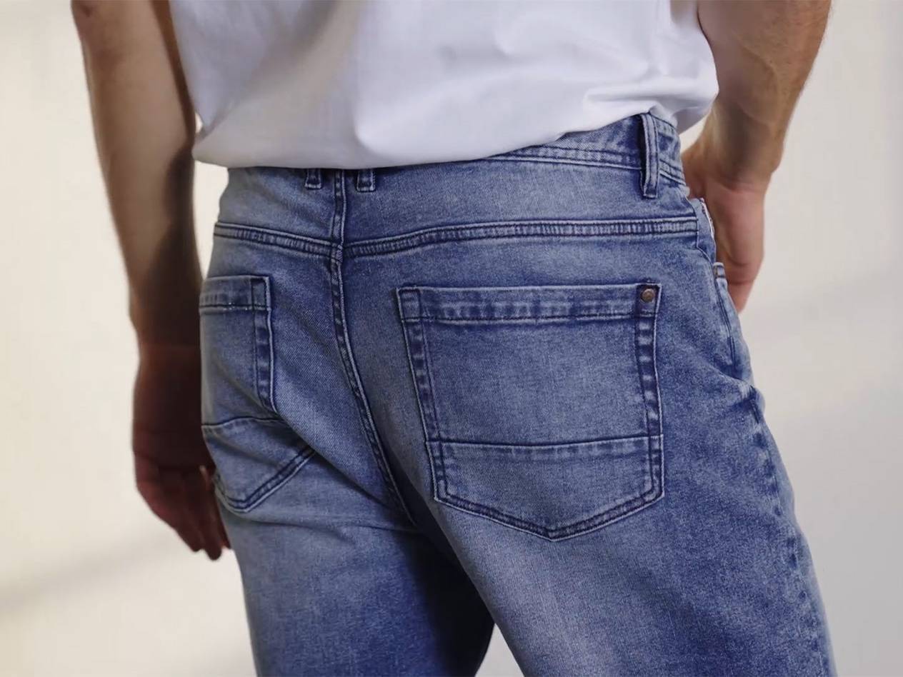 Ljusblå jeans.