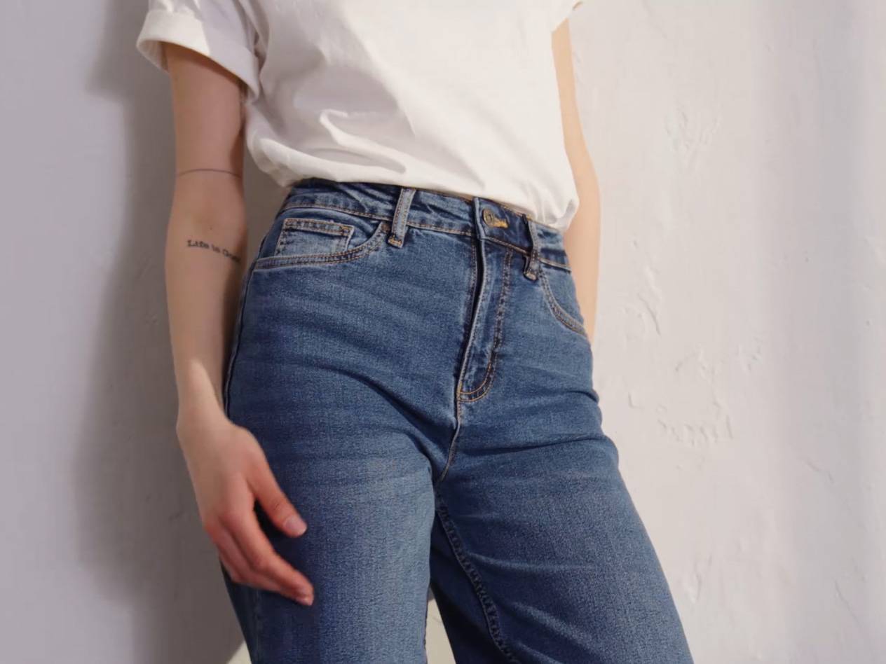 Jeans och vit t-shirt.